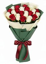 Букет Микс из красных и белых роз в Беловское