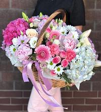 Композиция солнечный день в Беловское Цветочная композиция из Розы, Хризантемы, Пионы и Лизиантусы в корзине в Беловское