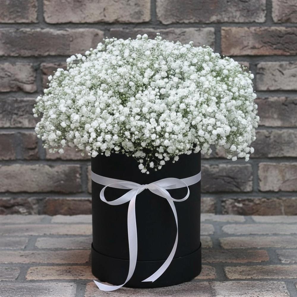 Цветочная композиция из Гипсофила в шляпной коробке в Беловское