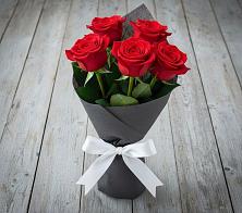 Букет 5 Красных роз Эдлесс Лав в Беловское