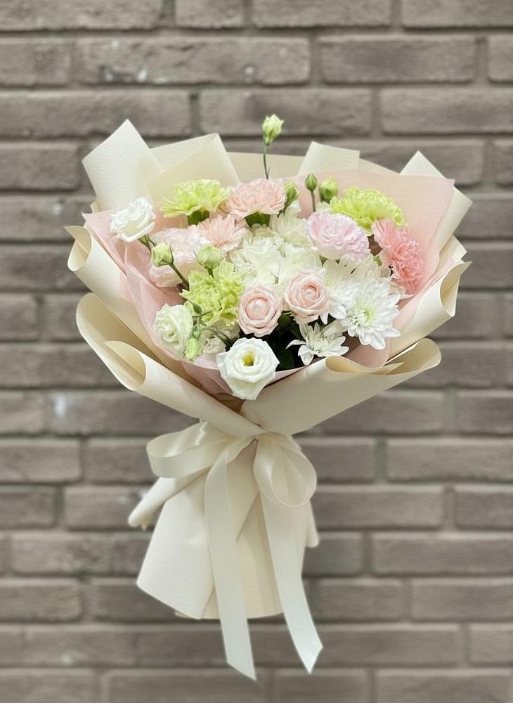 Букет цветов из: Гвоздики, Розы, Лизиантусы и Хризантемы в Беловское