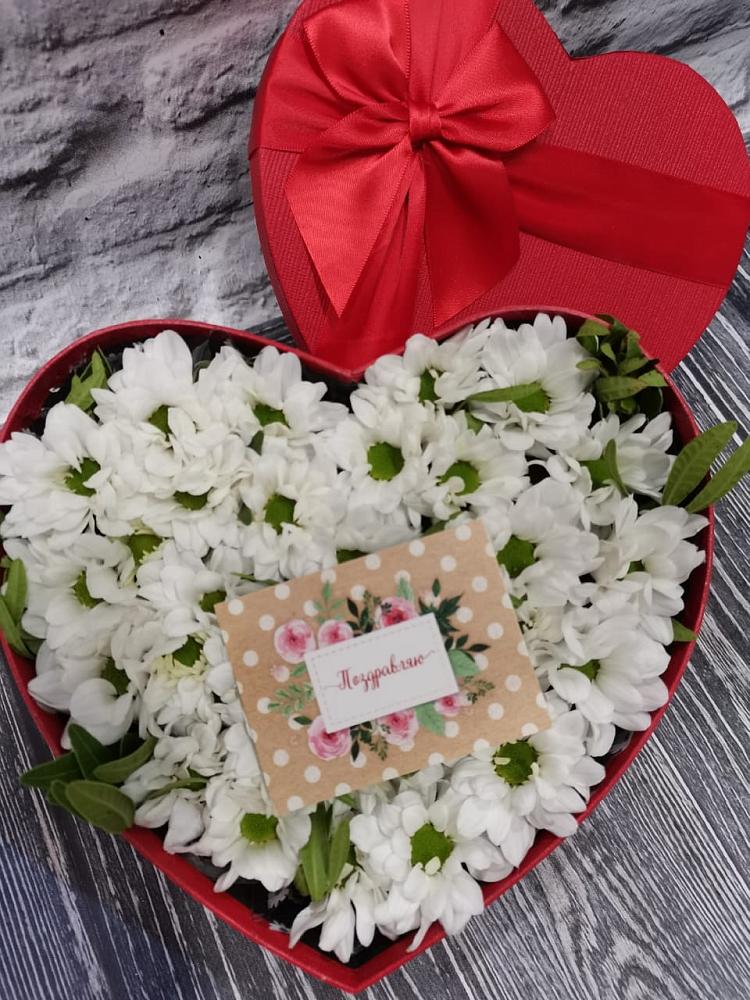 Цветочная композиция из Хризантемы в виде сердца в Беловское