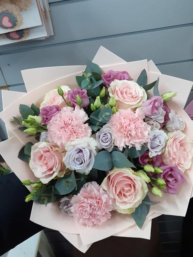 Букет цветов из: Розы, Гвоздики и Лизиантусы в Беловское